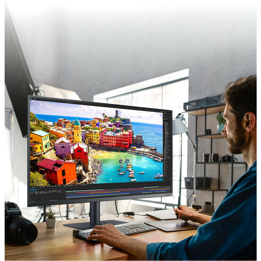 32" UHD Monitor with Thunderbolt 3TM