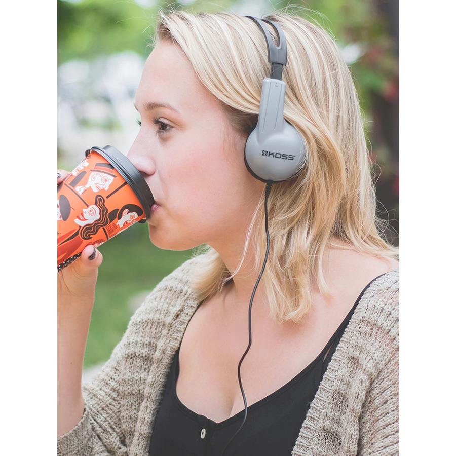 UR10 Portable Hdphns Hang Bag — life-style view