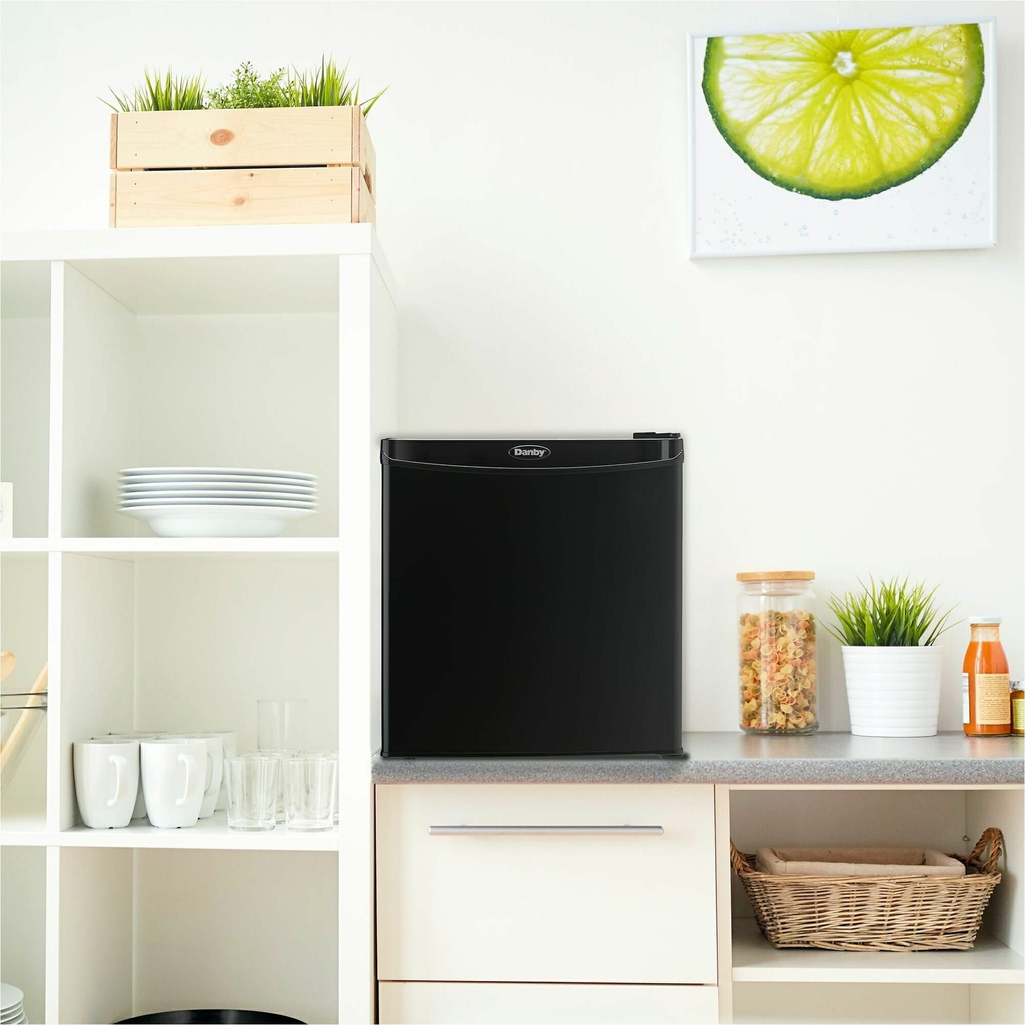 Danby - R&eacute;frig&eacute;rateur compact Danby de 1,6 pi3 en noir