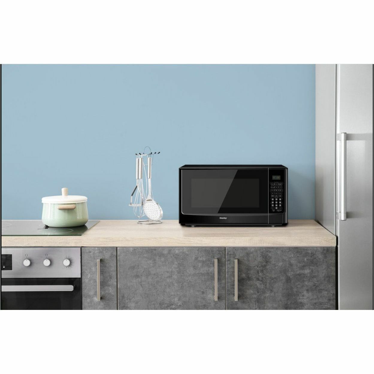 Danby Designer 1.4 cu. ft. Sensor (Cooking) Microwave in Black