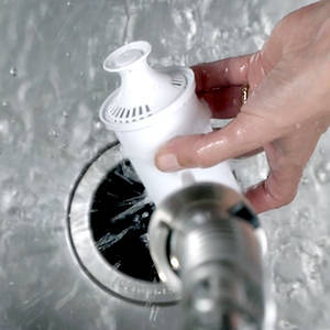 1. Remove old filter with easy-grip handle, then flush the new Brita filter with cold water for 15 seconds.
