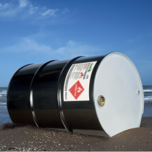 <b>Waterproof
</b></br>
BS5609 Sec. 2 certified - label remains adhered for at least 90-days in seawater.