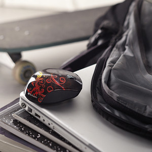 <b>Wireless</b></br></br>Plug in the nano receive and go wireless! With 2.4GHz reliability and performance, you can take this mouse anywhere
