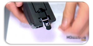 <p><b>Built-in Staple Remover</b></p>
<p>Providing exceptional versatility, the stapler also provides a built-in staple remover, which makes it easy to remove staples without the need to search through desk drawers for a separate tool.</p>