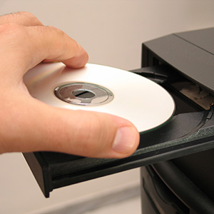 <b>Compatibility</b></br>
Verbatim prides itself on producing optical media compatible with more drive manufacturers than any other brand in the world. To ensure writer and autoloader compatibility, Verbatim works closely with hardware manufacturers on all phases of product development. 
</br></br>
M DISC BD-R media is compatible with the latest Blu-ray hardware from leading manufacturers – no special drives required for recording or playback. 
</br></br>
Additionally, BD-R drives are required to be backward compatible with older forms of optical media such as CDs and DVDs. This sets BD-R media apart from other archival solutions such as LTO, which has been known to exhibit compatibility issues between versions. With M DISC BD-R, there’s no need to worry about future compatibility – your data will be available for generations to come.