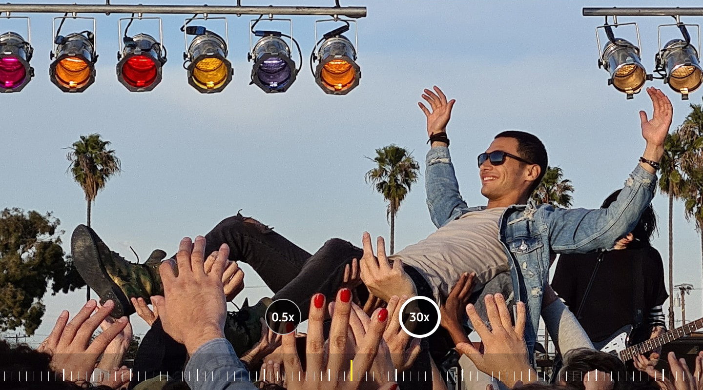 <b> 64MP lets you pinch. Again. And again</b><br> Galaxy S20 4G&rsquo;s whopping 64 megapixel high resolution camera offers super sharp resolution that keeps the clarity on images, even when cropped. 