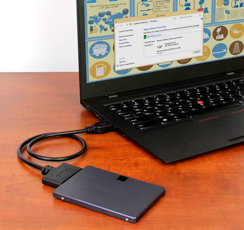 Cet adaptateur de style câble (USB312SAT3CB) connecte directement votre ordinateur portable ou de bureau à un SSD ou un HDD de 2,5 pouces afin d'y accèder rapidement par USB 3.1 Gen 2.