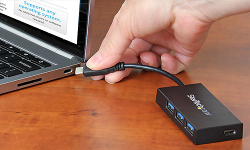 Hub de poche qui se branche &agrave; un Chromebook gr&acirc;ce au connecteur USB Type-C 