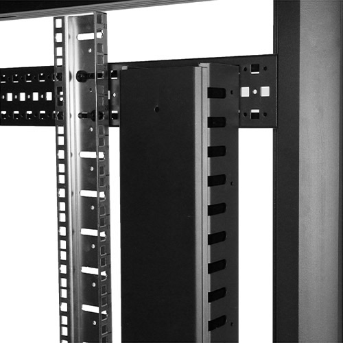 Photo montrant le panneau de gestion des câbles installè dans un rack à l'aide de la mèthode de rail de montage horizontal